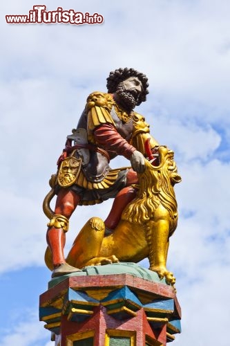 Immagine La Fontana di Sansone di Berna (Samsonbrunner) è una delle tante fontane storiche della capitale svizzera, raffigurante Sansone  che sconfigge il leone - © VICTOR TORRES / Shutterstock.com