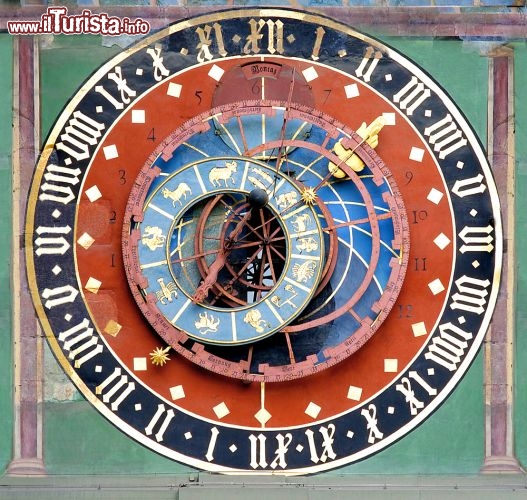 Immagine Tra i simboli di Berna c'è la Zytglogge, la torre dell'orologio, compresa entro le mura duecentesche della città e con un meccanismo risalente al 1530. A decorarlo ci sono varie sculture, come il gallo dorato che canta, l'uomo che gira la clessidra, il cavaliere, il giullare e gli orsi. L'orologio astronomico indica, oltre all'ora del giorno, anche la data, lo zodiaco e la fase lunare - © upstudio / Shutterstock.com