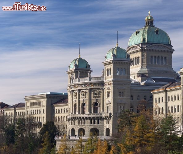 Immagine Il Palazzo del Parlamento Federale di Berna, inaugurato all'inizio del Novecento, è stato concepito come simbolo della Svizzera, della sua anima e della sua cultura. Non a caso oltre il 16% dei fondi stanziati per la sua realizzazione è stato destinato a elementi decorativi, vere e proprie opere d'arte che rappresentano la gloria del paese - © Simon Zenger / Shutterstock.com