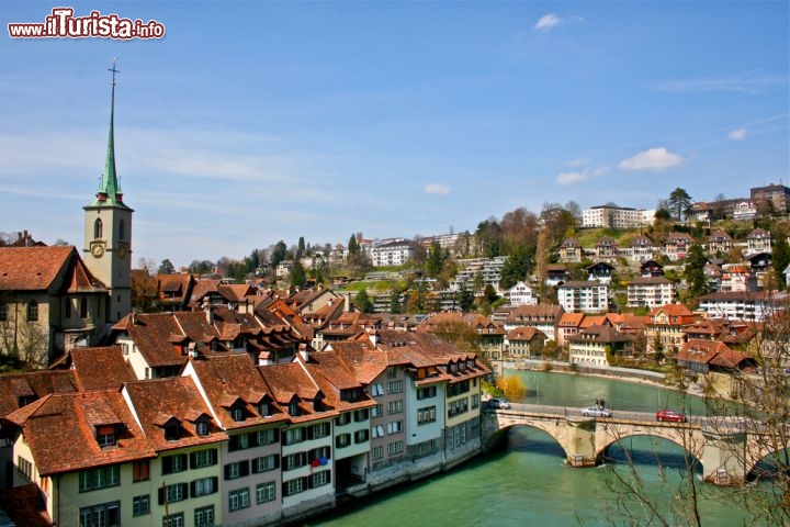 Immagine Il panorama di Berna è inconfondibile, col corso del fiume Aar attraversato dai ponti, le case coi tetti rossi a punta e il campanile della cattedrale - © Lammy / Shutterstock.com