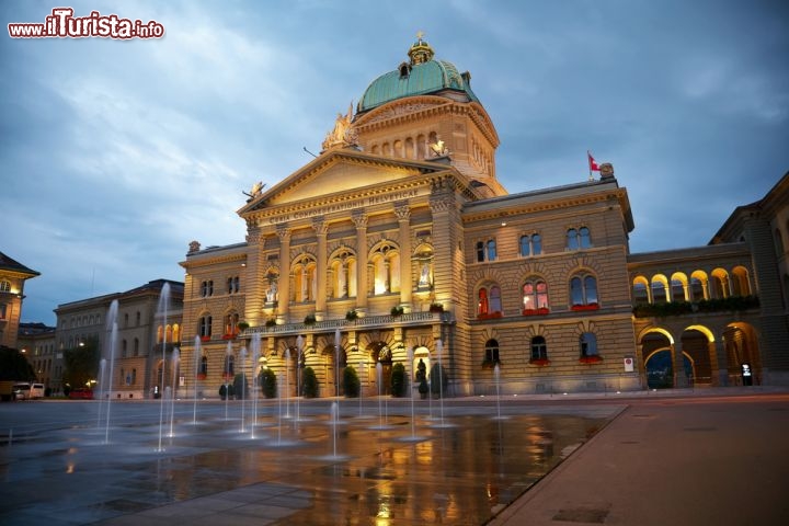 Immagine Il Palazzo del Parlamento di Berna (Svizzera), progettato da Hans Wilhelm Auer e inaugurato nel 1902, è aperto ai visitatori in ogni momento dell'anno. Imponente ed elegante, con la sua grande cupola verde, si affaccia su una piazza totalmente rimodernata nel 2004, con fontane e una nuova pavimentazione di granito delle Alpi - © Valery Bareta / Shutterstock.com