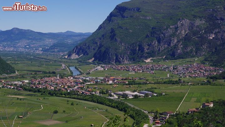Immagine Besenello lungo le rive del fiume Adige, foto panoramica dalla prospettiva di Castel Beseno - © Mlrko01 - CC BY 3.0 - Wikipedia
