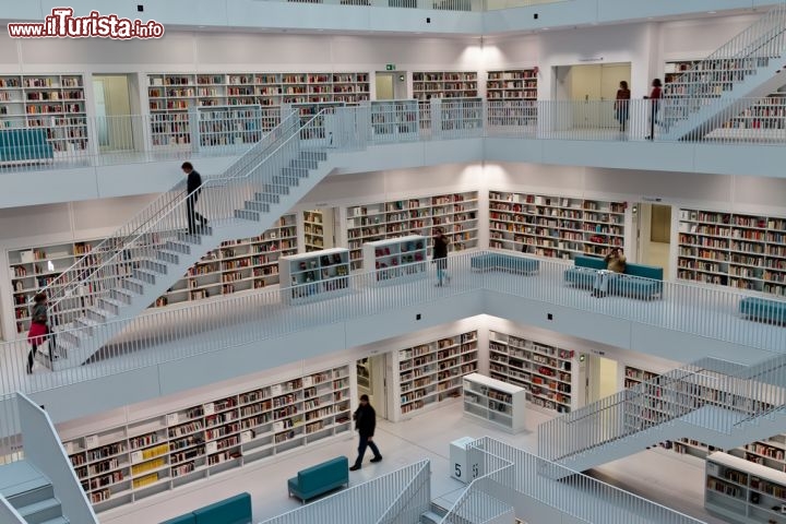 Immagine La moderna Biblioteca Civica di Stoccarda (Baden-Wurttemberg, Germania) è una meraviglia architettonica che ricorda i surreali dipinti di Escher. A progettarla è stato l'architetto coreano Eun Young Yi, che ha pensato a una struttura quasi perfettamente cubica, con il tetto in vetro e gli interni quasi completamente bianchi, capace di custodire circa 500 mila volumi. Inaugurata il 24 ottobre 2011, solo nel primo anno di apertura ha attirato oltre un milione di visitatori. Il cuore (e la chicca) dell'edificio è la "Stanza della tranquillità", una sala vuota che vuole reinterpretare la spiritualità del Pantheon romano - © Jens Goepfert / Shutterstock.com