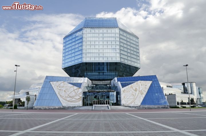 Immagine La Biblioteca Nazionale di Bielorussia, a Minsk, è un edificio futuribile simile a un'astronave. Con il suo corpo centrale a forma di prisma e molte parti in vetro e acciaio, c'è chi lo definisce uno dei più brutti edifici del mondo... in compenso contiene la più vasta collezione di pubblicazioni bielorusse e la terza più ampia raccolta di libri in russo, dopo quelle delle biblioteche di Mosca e San Pietroburgo - © Dmitrydesign / Shutterstock.com