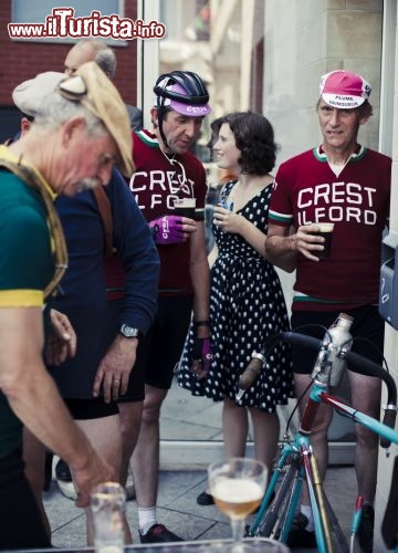 Immagine Ecco un riassunto della Retroronde, la manifestazione Vintage delle Fiandre: biciclette e ciclismo storico,  donne in stile anni '50 e birre, tante birre fiamminghe. Questa incredibile manifestazione si svolge a Oudenaarde in Belgio - © www.retroronde.be