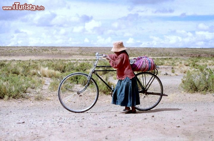 Immagine Bimba Bolivia con bici nella steppa -  Foto di Giulio Badini i Viaggi di Maurizio Levi 