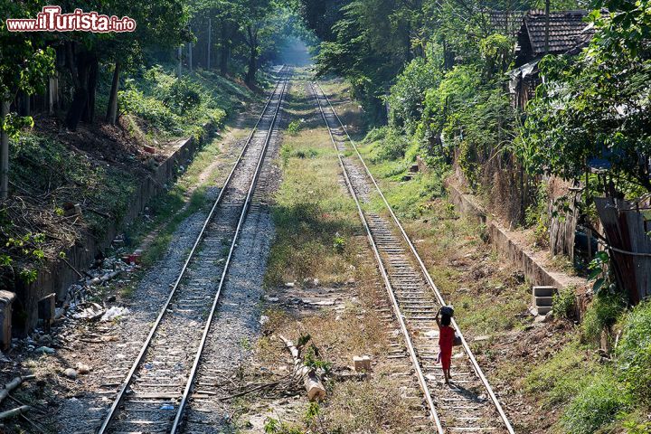 Immagine Binari attraversano la citta Yangon, Birmania.