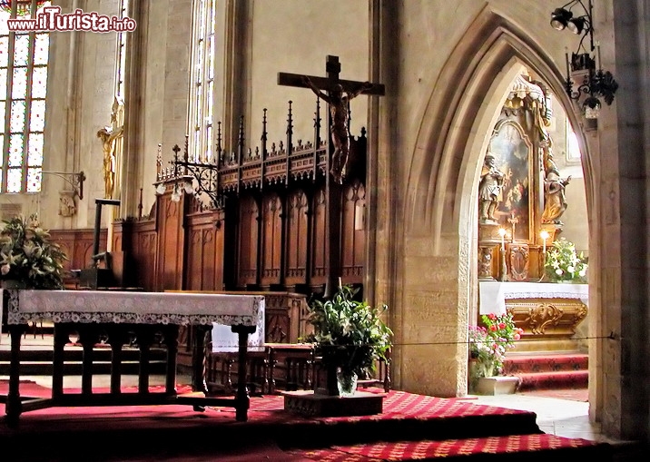 Immagine Interno della cattedrale di Saint Michael, Cluj Napoca - Un particolare della chiesa dedicata a San Michele che rappresenta uno dei più bei monumenti gotici della Transilvania. L'altare, costruito attorno al 1390, è la parte più antica del complesso religioso; volta stellata, statue e sculture dell'interno spiccano per la loro maestosità © Radu Razvan / Shutterstock.com