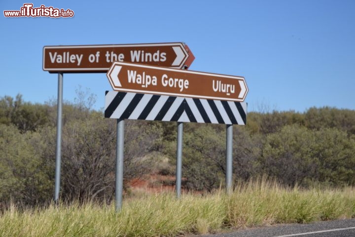 Immagine Il Bivio  della strada che dal Sunset Viewing conduce a Walpa Gorge ed alla Valley of the Winds, due tra le più interessanti escursioni di trekking ai Kata Tjuta in Australia