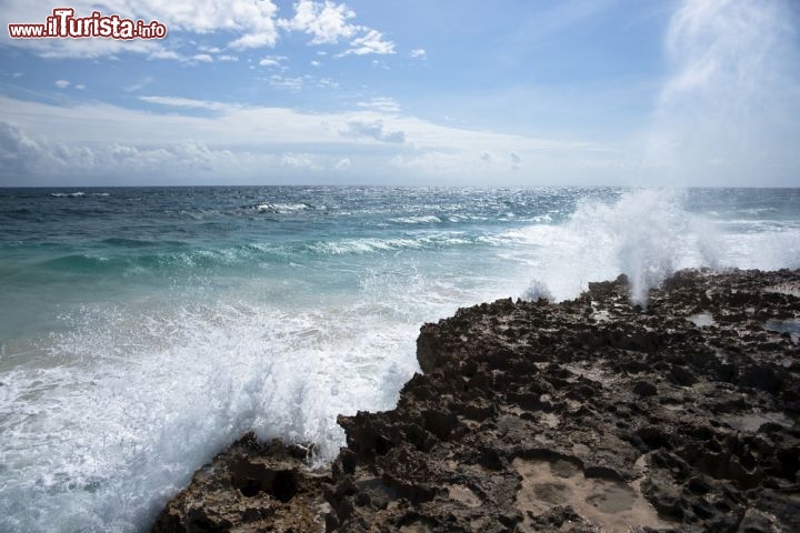 Immagine Un Blow hole, cioè un geyser di acqua di mare, lungo la costa di Cozumel in Messico. Questi fenomeni son ocausati dalla pressione delle onde che riempiono delle cavità sotterranee che vanno poi ad eruttare delle alte colonne di acqua marina - © Action Sports Photography / Shutterstock.com