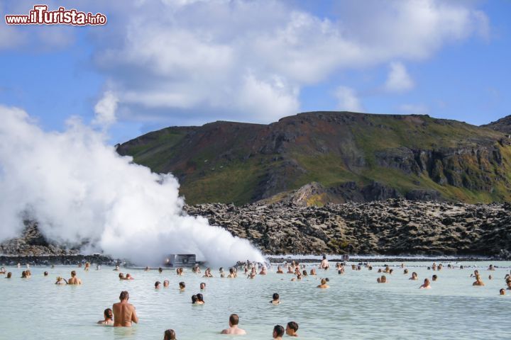 Immagine Panorama della Blue Lagoon, Islanda. Quest'area geotermale, con tanto di piscina con acqua alla temperatura di 37/39 °C, è una delle attrazioni turistiche più visitate in Islanda. Grazie alla presenza di silicio e zolfo, immergersi in questa laguna è utile per la cura delle malattie della pelle - © Patricia Hofmeester / Shutterstock.com