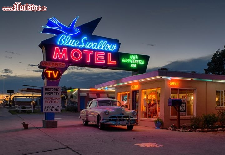 Immagine Ingresso del Blue Swallow Motel sulla Route 66 a Tucumcari, New Mexico, Stati Uniti. Con la sua forma a L e la caratteristica architettura con pareti rosa e dipinti, questo motel rappresenta uno dei luoghi simboli della highway statunitense inaugurata nel 1926. 212555722