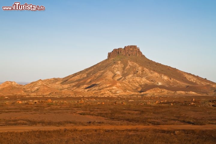 Immagine Boavista (Boa Vista) Capo Verde: una montagna nel deserto dell'interno. Le isole più vicine all'Africa possiedono un clima mediamente pià arido rispetto alle isole esterne dell'arcipelago -  © p.schwarz  / Shutterstock.com