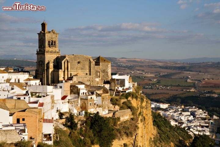 Immagine Il borgo di Arcos de la Frontera. Ci troviamo non distante da Cadice, in uno dei cosiddetti "Plueblos blancos" dell'Andalusia (Spagna) - © Circumnavigation / Shutterstock.com