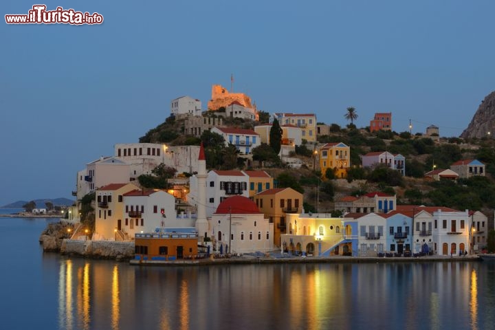 Immagine Il borgo antico nel cuore di Kastellorizo di notte si accende di luci - Se per gli amanti della vita notturna Kastellorizo non offre le tante attrattive che caratterizzano altre isole greche, chi è in cerca di taverne e locali tradizionali per assoporare le specialità gastronomiche del luogo ne troverà di accoglienti da cui poter ammirare il panorama di questo piccolo borgo dal sapore antico  © Haris vythoulkas / Shutterstock.com