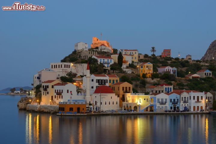 Immagine Il borgo antico nel cuore di Kastellorizo di notte si accende di luci - Se per gli amanti della vita notturna Kastellorizo non offre le tante attrattive che caratterizzano altre isole greche, chi è in cerca di taverne e locali tradizionali per assoporare le specialità gastronomiche del luogo ne troverà di accoglienti da cui poter ammirare il panorama di questo piccolo borgo dal sapore antico  © Haris vythoulkas / Shutterstock.com