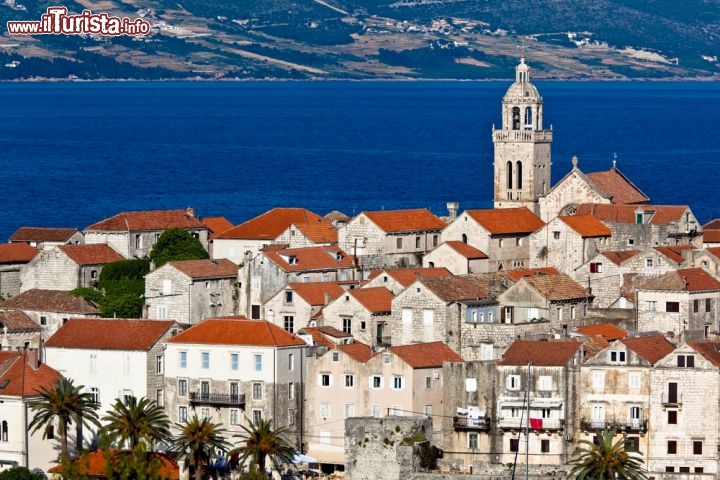 Immagine il borgo di Korcula (Corzula) in Croazia, con il centro storico che domina il mare davanti alla penisola di Peljesac. Notare il campanile e la Cattedrale di San Marco - © OPIS Zagreb / Shutterstock.com