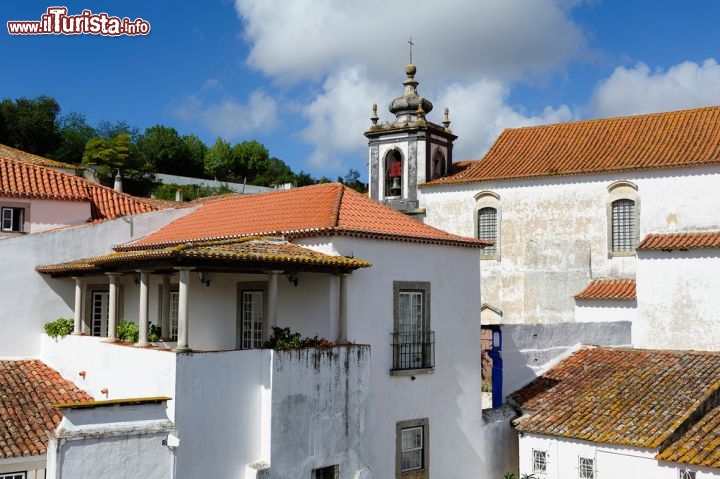 Immagine Scorcio sul borgo di Obidos, Portogallo - Non distante dalla capitale e situato su un'altura vicino alla costa atlantica, Obidos ha rivestito nel corso dei secoli un ruolo importante grazie anche alla posizione strategica. Il borgo comincia a svilupparsi verso la fine del XIII° secolo quando viene offerto dal re Dinis alla consorte Isabel entrando così a far parte del patrimonio della Casa das Rainhas (patrimonio delle regine). Anche da questo deriva la costruzione di molti edifici religiosi che caratterizzano la località portoghese © Andrey Lebedev / Shutterstock.com