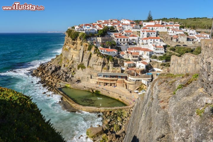 Immagine E' uno dei borghi più famosi del Portogallo: si tratta di Azenhas do Mar, e si trova nella regione di Lisbona - © Chanclos / shutterstock.com