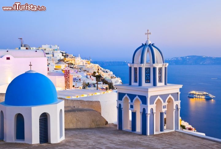 Immagine il borgo di Firostefani a Santorini (Thira), l'isola vulcanica delle Cicladi meridionali in Grecia - © Tatiana Popova / Shutterstock.com