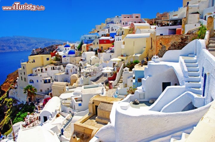 Immagine Un borgo di Thira, con le tipiche case bianche e colore pastello di Santorini (Thera) isole Cicladi Grecia - © leoks / Shutterstock.com