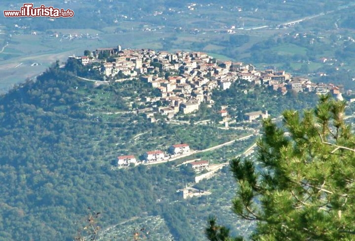 Immagine Fotografia panoramica dalla cima di una montagna che sovrasta il Borgo di Castro dei Volsci, uno dei gioielli della Ciociaria nel Lazio - © www.comune.castrodeivolsci.fr.it/