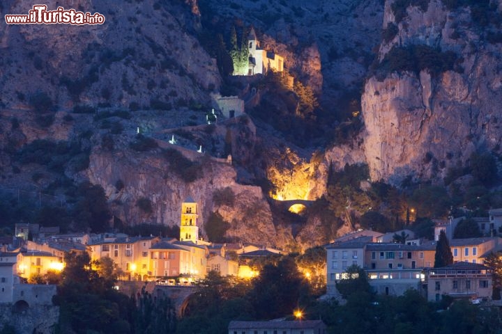 Immagine Il borgo di Moustiers-Sainte-Marie fotografato di notte - © Tomas Rebro / shutterstock.com