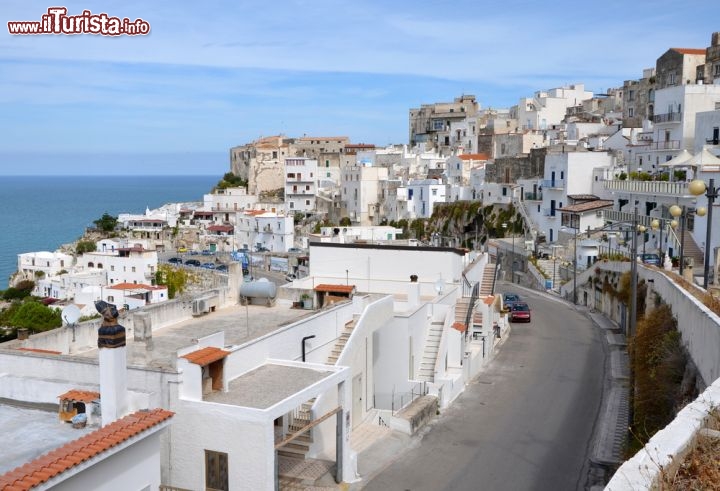 Immagine Una via all'interno del borgo di Peschici, uno dei più famosi delle coste del Gargano, in Puglia - © honorius77 / Shutterstock.com