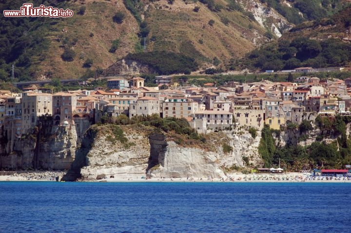 Immagine Borgo di Tropea in Calabria, visto a bordo di un aliscafo 