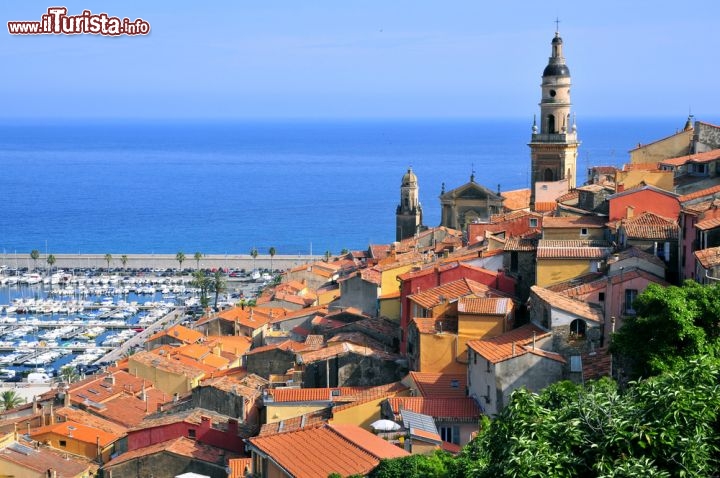 Immagine Borgo e spiaggia di Mentone: ci troviamo in Costa Azzurra, nel sud della Francia - © Christian Musat / Shutterstock.com