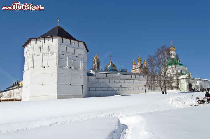 Immagine Il Borgo fortificato che racchiude il Monastero della Trinità di San Sergio: siamo a Sergiev Posad, lungo l' Anello d Oro Russia, il percorso storico-culturale che circonda Mosca - © svic / Shutterstock.com