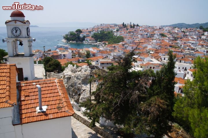 Immagine il Borgo di Skiathos: siamo sulle Isole Sporadi Settentrionali, nel mare Egeo, in Grecia - © Piotr Tomicki / Shutterstock.com