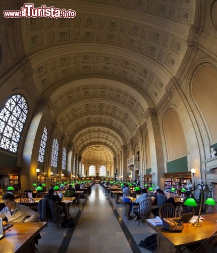 Immagine La Public Library di Boston, fondata nel 1848, fu la prima biblioteca degli USA aperta al grande pubblico in cui era possibile prendere in prestito libri e documenti. Con 8,9 milioni di volumi e un totale di 22 milioni di articoli è la più grande degli Stati Uniti - © Marcio Jose Bastos Silva / Shutterstock.com