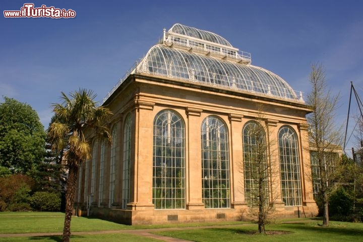 Immagine Royal Botanic Garden di Edimburgo (Scozia), oggi è un giardino pubblica: nella foto la serra Royal Palm House - © StockCube / Shutterstock.com