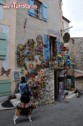 Immagine Una delle caratteristiche botteghe artigianali di Gourdon dove acquistare ceramiche da tavola e decorazioni d’arredo