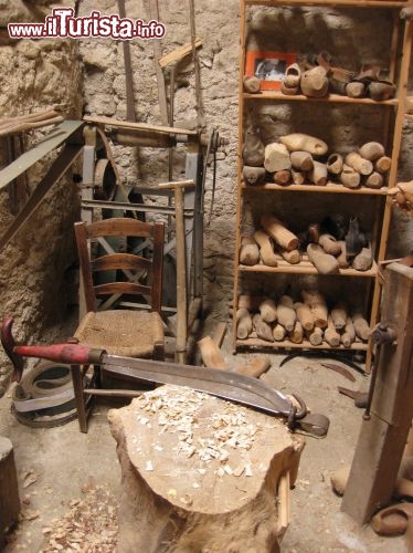 Immagine la Bottega del Sabotier, ovvero un ciabattino a Lautrec, Midi-Pirenei