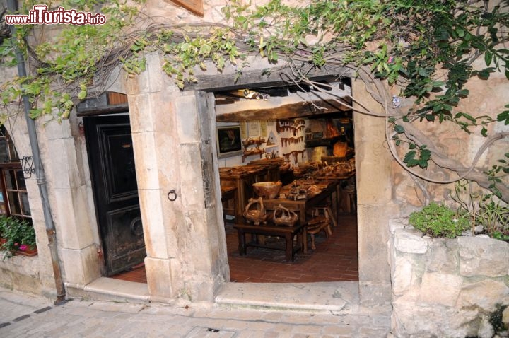 Immagine Bottega di artigianato, Tourrettes sur Loup - Fra le viuzze dell'antico borgo di Tourrettes ci si imbatte in boutique e atelier di creazioni artistiche e artigianali di grande pregio. Una visita alle botteghe di ceramisti, tessitori e incisori è quasi tappa obbligatoria se si vuole scoprire l'anima più vera di questo suggestivo villaggio della Costa Azzurra abbarbicato fra costoni di roccia. A chi piace la lavorazione del legno ecco una delle tante attività dove poter ammirare oggetti e utensili intagliati da bravi falegnami © Sonja Vietto Ramus