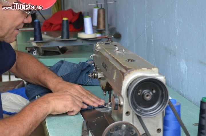 Immagine La sartoria a Jarabacoa è una attività svolta in prevalenza dagli uomini, in piccoli negozi in cui si accatastano vestisti, cotone, spilli e aghi.