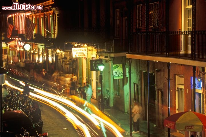 Immagine Foto notturna di Bourbon Street, New Orlenas - Rinomata zona residenziale prima del 1900, Bourbon Street si sviluppa su 13 isolati da Canal Street sino ad Esplanade Avenue. Anche se oggi è famosa soprattutto per i suoi locali e strip bar, questa via che sorge nel cuore del French Quarter vanta un passato ricco di storia - © Visions of America / Shutterstock.com