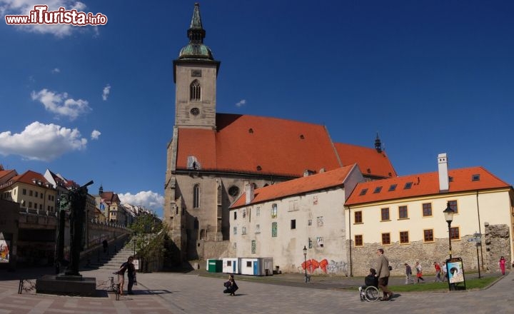 Immagine Vista sulla Cattedrale di San Martino da via Panska, Bratislava - L'interno è a tre navate, divise da pilastri e arcate ogivali, con volte a crociera mentre l'abside è poligonale. A illuminarne l'interno è la luce che filtra attraverso le vetrate decorate con scene della vita di Cristo che decorano le pareti della cattedrale. Al suo interno si trovano alcune cappelle realizzate in stile gotico (quelle della regina Sofia e di Sant'Anna) e barocco (dedicata a San Giovanni il Misericordioso). Di grande impatto visivo è anche il gruppo scultoreo realizzato in piombo dallo scultore austriaco Donner e che rappresenta San Martino a cavallo: il santo è rappresentato nell'atto di tagliare a metà il suo mantello per donarne parte ad un povero.