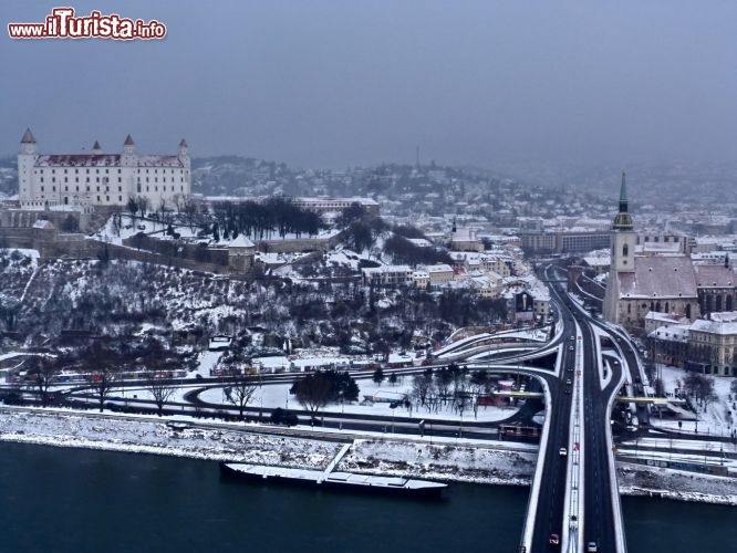 Immagine Fotografia aerea di Bratislava innevata - Qui vista dall'alto e sotto un soffice manto di neve, la città di Bratislava entusiasma i turisti soprattutto per i tanti avvenimenti artistici e culturali che la caratterizzano fra cui il Festival Cutlurale Estivo, il Festival Musicale di Bratislava e le Giornate Jazz. - © Monica Mereu