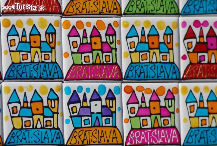 Immagine Souvenir di Bratislava, Slovacchia - Dagli oggetti artigianali scolpiti in legno alle bottiglie di vino, i souvenir che si possono acquistare quando si è in visita nella capitale slovacca sono davvero tanti e per tutti i gusti. Questa immagine ritrae un divertente skyline stilizzato di Bratislava riprodotto sui magneti che si acquistano per decorare frigoriferi e altri mobili di casa.
