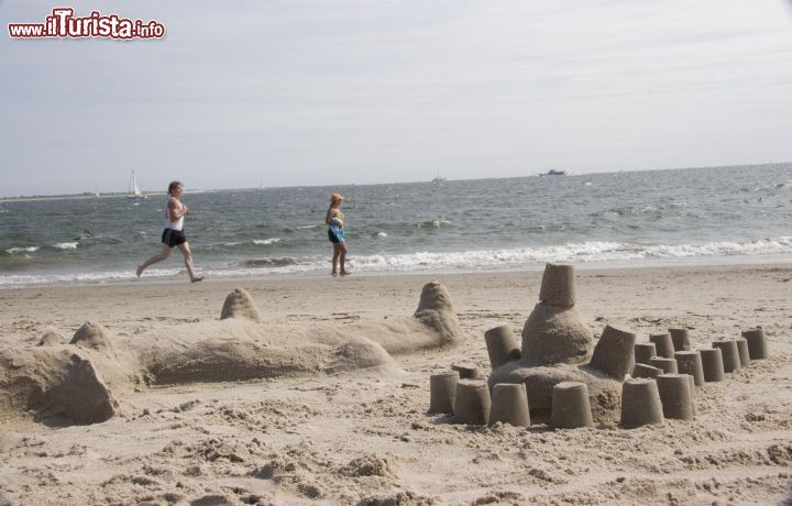 Immagine Brighton Beach a New York, Stati Uniti. Sculture di sabbia su questo tratto costiero di Brooklyn - © Marley White