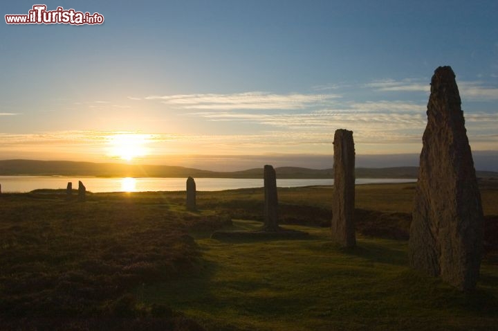 Immagine Brodgar Ring, il mistico anello megalitico alle Orcadi in Scozia, visto al tramonto - © Alfio Ferlito / Shutterstock.com