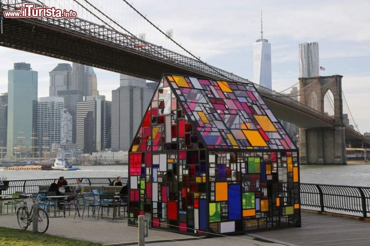 Immagine Brooklyn Bridge Park a New York, Stati Uniti. L'opera di Tom Fruin, chiamata "reflection", è una casa in plexiglass, composta da un migliaio di pezzi. L'installazione faceva parte del Dumbo Arts Festival 2014 di New York City. Il suo nome è Kolonihaverhus perchè la sua forma ricorda le casette dei pescatori a Copenaghen - ©  Leonard Zhukovsky / Shutterstock.com