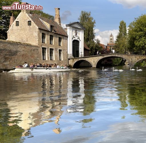 Immagine Bruges dal battello, Belgio - Il loro nome deriva dal fiume Reie. Scelto per indicare i romantici canali che si snodano attorno al centro, non c'è modo migliore per andare alla scoperta dei "reien" che effettare un tour a bordo di un battello. Dai corsi d'acqua infatti la prospettiva della città e delle sue costruzioni è fra le più affascinanti e pittoresche in assoluto. Foto di Marianne Janssens -  www.turismofiandre.it