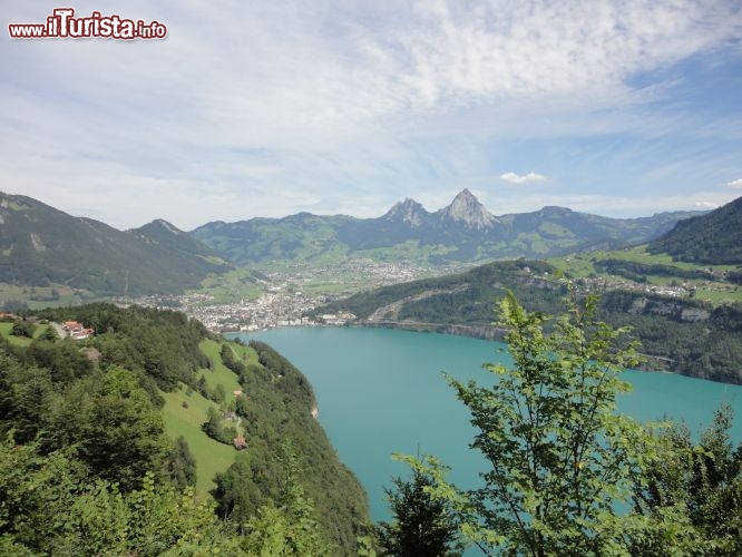 Immagine Brunnen fotografata dalla montagna Seelisberg che si trova sopra il Lago dei Quattro Cantoni della Svizzera.