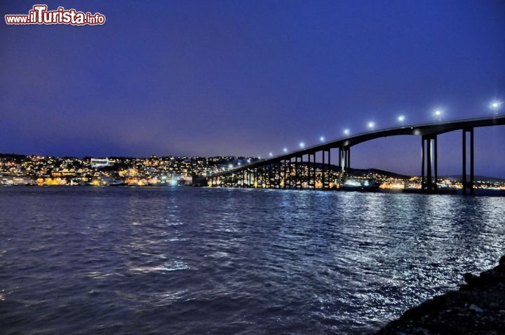 Immagine Bruvegen il ponte che unisce l'isola di Tromso alla terraferma, dove si trova il quartiere di Tromsladen, che ospita un grande campeggio