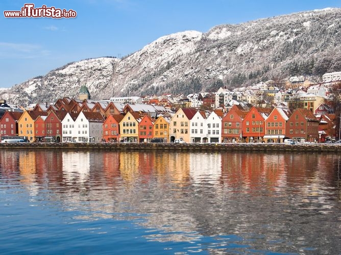 Immagine Il quartiere Bryggen, patrimonio dell'UNESCO a Bergen (Norvegia), fotografato con la neve in inverno, in una rara giornata di sole - © Thomas Skjaeveland / Shutterstock.com