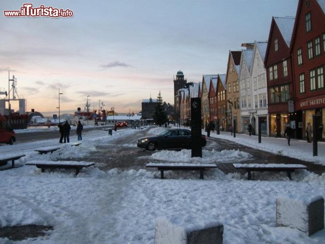 Immagine Il Bryggen dopo nevicata a Bergen, la "capitale dei fiordi" in Norvegia.